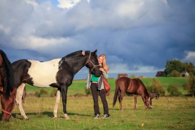 Bir kızla boynuz mare