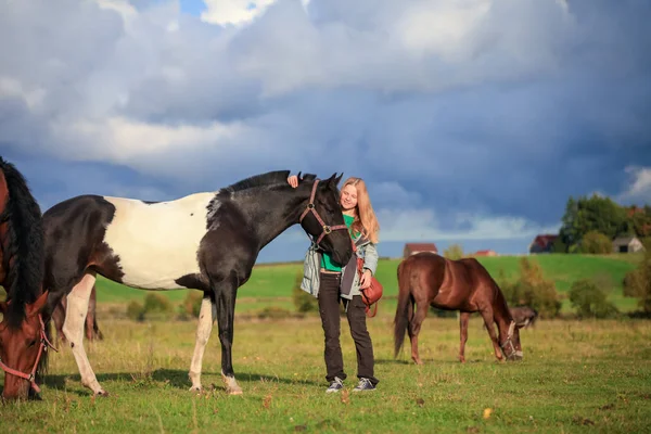 Piebald mare con una chica — Foto de Stock