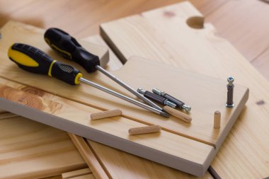 Mobilya, vida, dübel, plakalar üzerinde tornavida montajı, kendiniz ahşap masa yapın