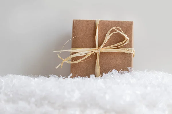 Χριστουγεννιάτικο Κουτί Δώρου Στο Χιόνι Ανοιχτό Γκρι Φόντο Λευκό Χριστούγεννα — Φωτογραφία Αρχείου