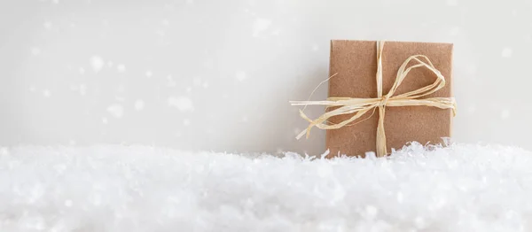 Χριστουγεννιάτικη Κεφαλίδα Καφέ Κουτί Δώρου Κορδέλα Raffia Γκρι Χιονισμένο Φόντο — Φωτογραφία Αρχείου