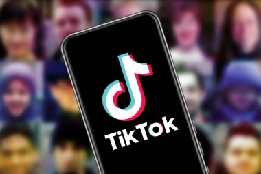 İnternette popüler bir sosyal ağ olan TIK TOK logosuna sahip akıllı telefon. ABD, Kanada, 27 Kasım 2020