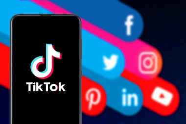 İnternette popüler bir sosyal ağ olan TIK TOK logosuna sahip akıllı telefon. ABD, Kanada, 27 Kasım 2020