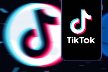İnternette popüler bir sosyal ağ olan TIK TOK logosuna sahip akıllı telefon. ABD, Kanada, 27 Kasım 2020