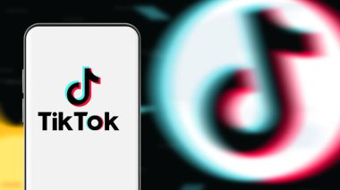 İnternette popüler bir sosyal ağ olan TIK TOK logosuna sahip akıllı telefon. ABD, Kanada, 27 Kasım 2020