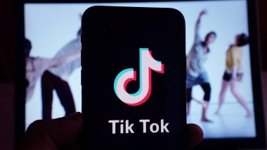 İnternette popüler bir sosyal ağ olan TIK TOK logosuna sahip akıllı telefon. ABD, Kanada, 27 Kasım 2020