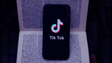 İnternette popüler bir sosyal ağ olan TIK TOK logosuna sahip akıllı telefon. ABD, Kanada, 27 Kasım 2020