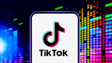 İnternette popüler bir sosyal ağ olan TIK TOK logosuna sahip akıllı telefon. ABD, Kanada, 27 Kasım 2020