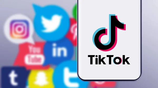 Teléfono Inteligente Con Logotipo Tik Tok Que Una Red Social —  Fotos de Stock