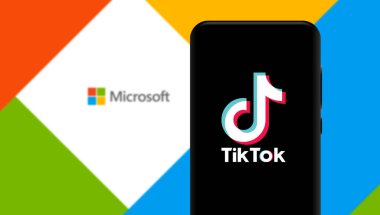 İnternette popüler bir sosyal ağ olan TIK TOK logosuna sahip akıllı telefon. ABD, 27 Kasım 2020 Çarşamba