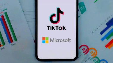 İnternette popüler bir sosyal ağ olan TIK TOK logosuna sahip akıllı telefon. ABD, 27 Kasım 2020 Çarşamba