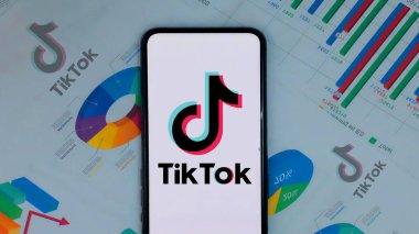 İnternette popüler bir sosyal ağ olan TIK TOK logosuna sahip akıllı telefon. ABD, 27 Kasım 2020 Çarşamba