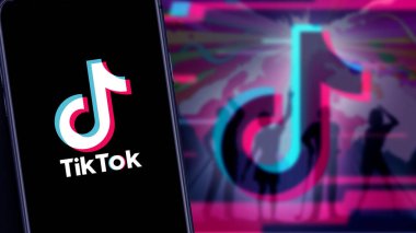 İnternette popüler bir sosyal ağ olan TIK TOK logosuna sahip akıllı telefon. ABD, 27 Kasım 2020 Çarşamba