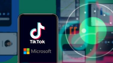 İnternette popüler bir sosyal ağ olan TIK TOK logosuna sahip akıllı telefon. ABD, 27 Kasım 2020 Çarşamba