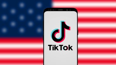 İnternette popüler bir sosyal ağ olan TIK TOK logosuna sahip akıllı telefon. ABD, 27 Kasım 2020 Çarşamba