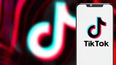 İnternette popüler bir sosyal ağ olan TIK TOK logosuna sahip akıllı telefon. ABD, 27 Kasım 2020 Çarşamba