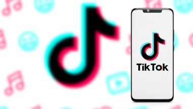 İnternette popüler bir sosyal ağ olan TIK TOK logosuna sahip akıllı telefon. ABD, 27 Kasım 2020 Çarşamba