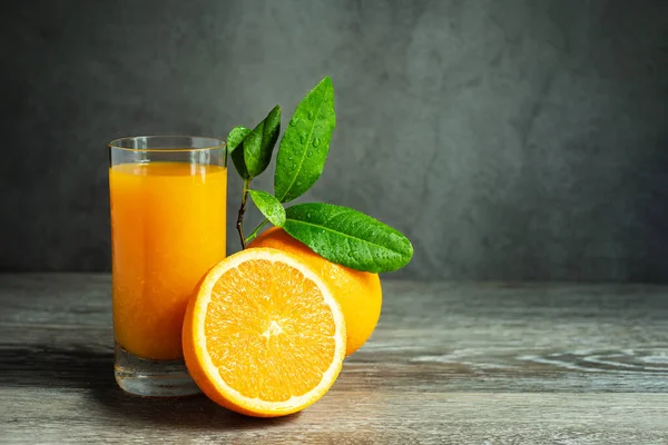 Copo Suco Laranja Fresco Extrato Frutas Fatia Laranja Mesa Madeira — Fotografia de Stock