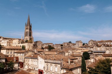 Fransa'da bir kilise ile küçük antik kenti Panoraması