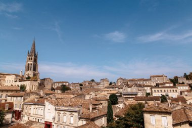 Fransa'da bir kilise ile küçük antik kenti Panoraması