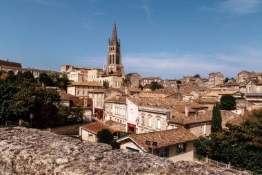 Fransa'da bir kilise ile küçük antik kenti Panoraması