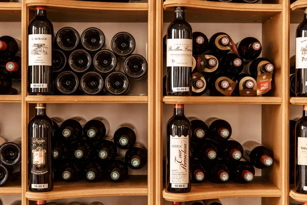 お店の棚にワインのボトル — ストック写真
