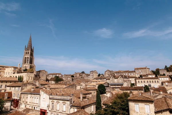 Fransa'da bir kilise ile küçük antik kenti Panoraması