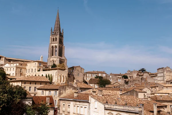 Fransa'da bir kilise ile küçük antik kenti Panoraması