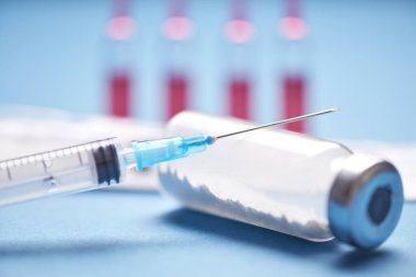 Aşı için tıbbi cam şişeler ve şırınga. Tedavi için ilaç ya da aşı, laboratuarda grip, hastane. Eczane kavramı