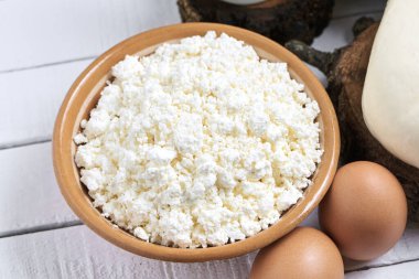 Beyaz arka planda süzme peynir ve süt ürünleri