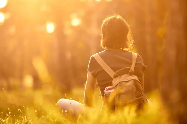 Giovane Bella Ragazza Godendo Tramonto Nel Parco Una Sera Estate — Foto Stock