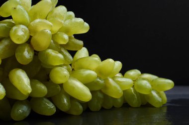 Taş zeminde yeşil üzüm