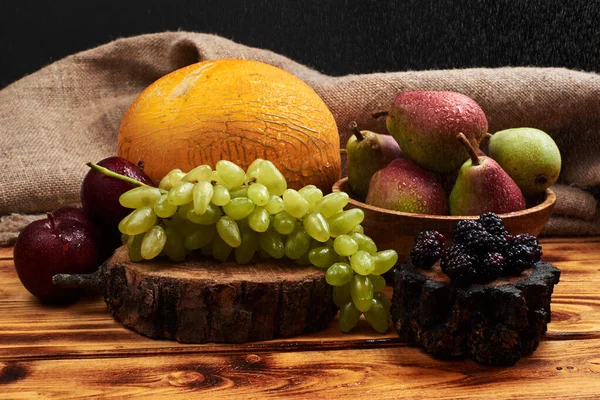 Martwa Natura Świeżych Owoców Melonem Winogronami Śliwkami Gruszkami Jeżynami Drewnianym — Zdjęcie stockowe