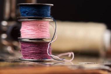 Eski bir dikiş makinesinin maketleri