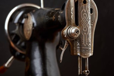 Eski dikiş makinesini kapat.