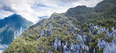Gunung Mulu Ulusal Parkı 'nda zirveler. Borneo. Malasya.