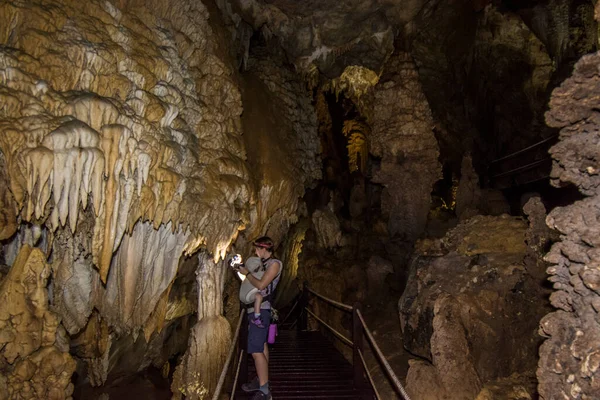 Mulu Ulusal Parkı 'ndaki Lang Mağarası, Malezya