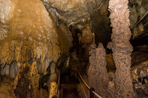 Mulu Ulusal Parkı 'ndaki Lang Mağarası, Malezya