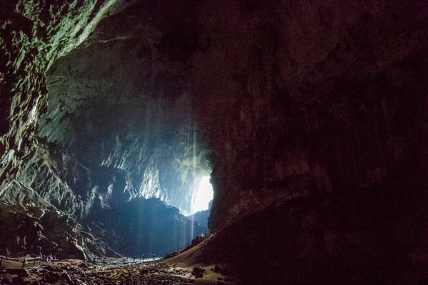 Caverna de veados Parque Nacional Mulu Bornéu. — Fotografia de Stock