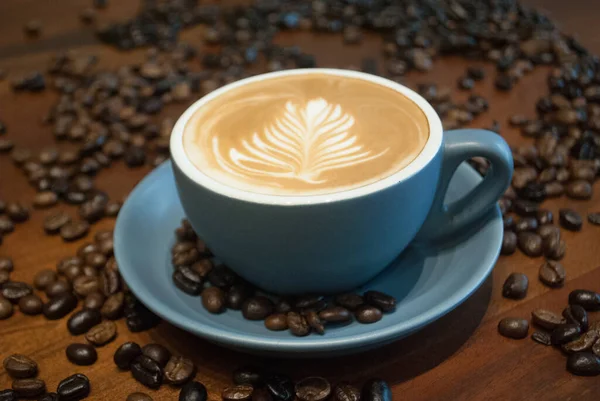 Mavi bardakta kahve kapuçino. 