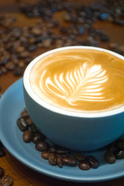 Mavi bardakta kahve kapuçino. 