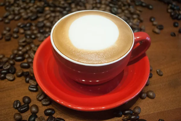 Kırmızı bardakta kahve kapuçino. 