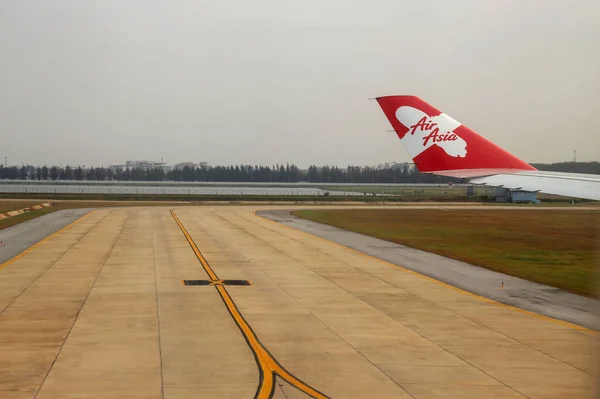 Suvarnabhumi, Tayland - 18 Mart 2016 'da bir tur rehberi grubu ve Air Asia uçuşlarıyla Kore' ye seyahat.
