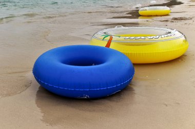 Turistler denizde yüzebilsin diye kumsala renkli bir yüzme ringi konur..