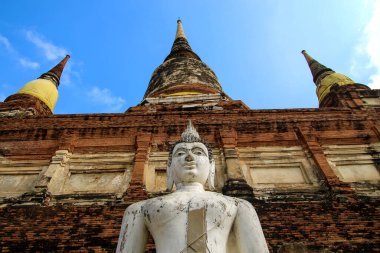 Wat Yai Chai Mongkhon 'daki bir başka Buda heykeli, mavi gökyüzü ile büyük bir pagoda, parlak ve güzel bir manzaradır..