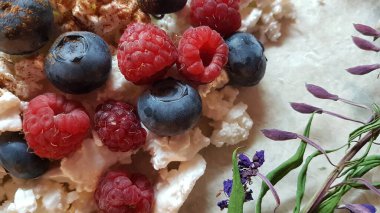 Yaban mersinli ve tarçınlı tatlı.