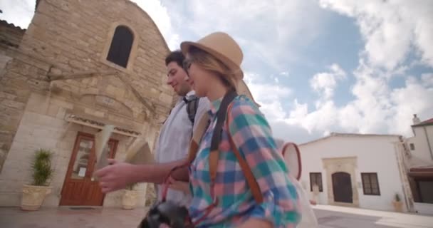 Emocionados turistas pareja caminando por las calles de la antigua ciudad — Vídeos de Stock