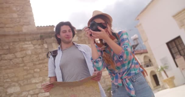 Turister med karta och kamera tar bilder i gamla stan — Stockvideo