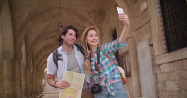 Young tourists taking a selfie in a picturesque medieval town — Stock Video