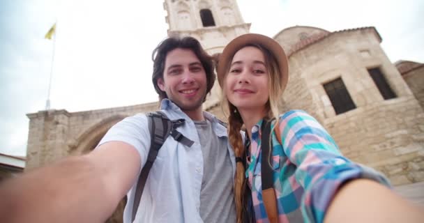 Jóvenes turistas tomando un selfie sonriente en pintoresco pueblo de piedra — Vídeos de Stock